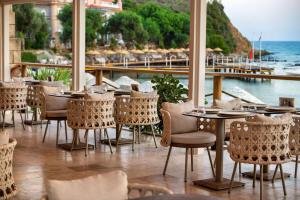 达特恰Wyndham Datca Perili Bay的一间有桌椅、可欣赏海景的餐厅