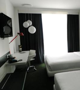 a hotel room with a desk and a bed at Idea Hotel Milano Malpensa Airport in Case Nuove