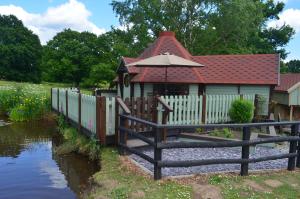 Galeriebild der Unterkunft Silver Birch Cabin, Bulbury Farm in Lytchett Matravers