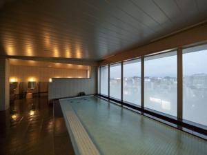 A piscina localizada em Hotel Resol Trinity Hakata ou nos arredores