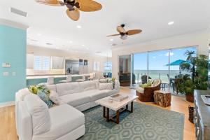Posezení v ubytování Just Renovated, Beachfront Pool Home, Panoramic Gulf Views