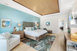 Postel nebo postele na pokoji v ubytování Just Renovated, Beachfront Pool Home, Panoramic Gulf Views + 35 fotografií