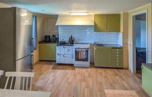 Dapur atau dapur kecil di 1 Bedroom Nice Home In Rörvik