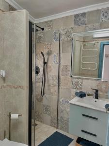 a bathroom with a shower and a sink at Apartamento Turístico Catherine in Trujillo