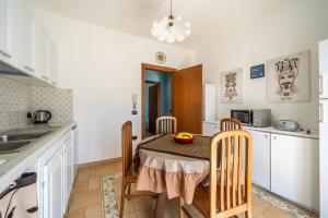 Кухня или мини-кухня в Villa Rosa sul mare
