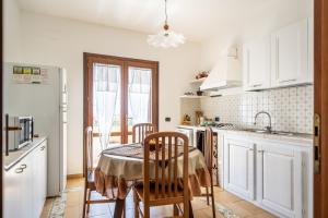 Кухня или мини-кухня в Villa Rosa sul mare

