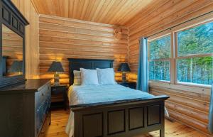 Ένα ή περισσότερα κρεβάτια σε δωμάτιο στο Fiddler Lake Resort Chalet 41 Cerf avec piscine