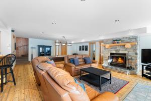 Χώρος καθιστικού στο Fiddler Lake Resort Chalet 41 Cerf avec piscine