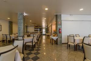 a restaurant with tables and chairs in a room at Hotel Costa de Prata 2 & Spa in Figueira da Foz