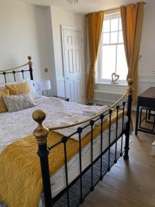 En eller flere senge i et værelse på The Luxury Lookout Sheringham