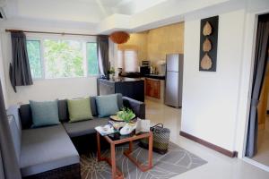 Samui Garden Home的厨房或小厨房