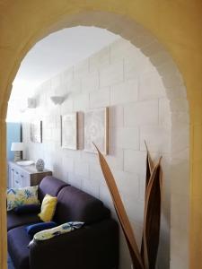 a living room with a couch under an archway at La Casa di Giulia in Otranto