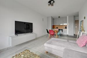 Televízia a/alebo spoločenská miestnosť v ubytovaní Przystań Letnica by Comfort Apartments