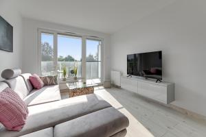 Televízia a/alebo spoločenská miestnosť v ubytovaní Przystań Letnica by Comfort Apartments