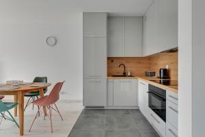 Kuchyňa alebo kuchynka v ubytovaní Przystań Letnica by Comfort Apartments