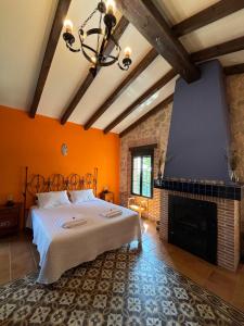En eller flere senge i et værelse på El Encuentro - Casa Rural - + 33 billeder