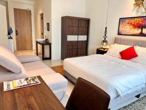 Postel nebo postele na pokoji v ubytování LoFF Suite 2 Bedroom at Kuching Riverine Resort