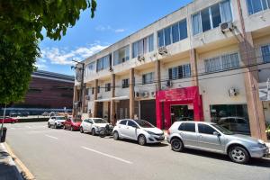 a row of cars parked in front of a building at Na rua do Balneário Shopping/Rodoviaria HK4532 in Balneário Camboriú