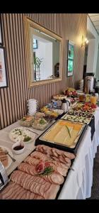 bufet z różnymi rodzajami żywności w obiekcie Hotel Leliwa w mieście Leśna