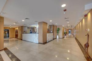un couloir d'hôpital avec une girafe sur le mur dans l'établissement City Stay Premium Hotel Apartments, à Dubaï 66 autres photos