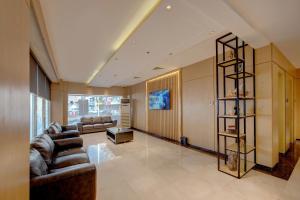 un grand salon avec des canapés et une grande fenêtre dans l'établissement City Stay Premium Hotel Apartments, à Dubaï