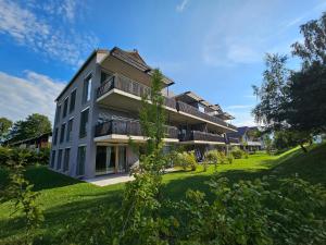 an apartment building with balconies on a lawn at GRIMMINGlofts in Bad Mitterndorf