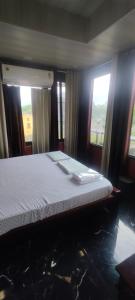 Sukh Sagar Hotel客房内的一张或多张床位