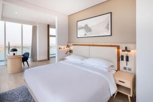Voodi või voodid majutusasutuse Four Points by Sheraton Jeddah Corniche toas