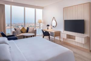 Televiisor ja/või meelelahutuskeskus majutusasutuses Four Points by Sheraton Jeddah Corniche