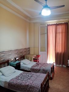 Postel nebo postele na pokoji v ubytování Triomphe Hostel