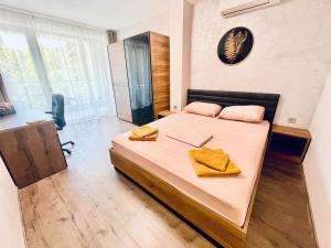 Postel nebo postele na pokoji v ubytování Golden Suite