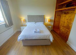 Кровать или кровати в номере Behy Lodge Glenbeigh by Trident Holiday Homes