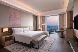 Postel nebo postele na pokoji v ubytování JW Marriott Hotel Xi'an