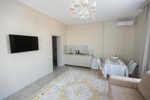 Télévision ou salle de divertissement dans l'établissement Zhagalau Resort