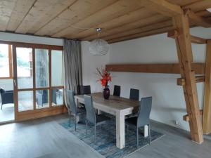 a dining room with a wooden table and chairs at Ferienwohnung Bruckmühle in Wasserburg am Inn