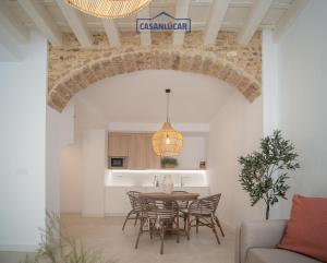 Una cocina y un comedor con mesa y sillas. en Sanlucar Centro - Apartamento 2, en Sanlúcar de Barrameda