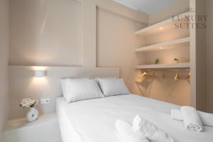 Ένα ή περισσότερα κρεβάτια σε δωμάτιο στο Aelia Jacuzzi Suite, The Luxury Suites