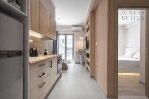 Η κουζίνα ή μικρή κουζίνα στο Aelia Jacuzzi Suite, The Luxury Suites +14 φωτογραφίες