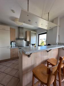 una cocina con encimera y algunas sillas. en Wolffsmemo 1&2, en Dietzenbach