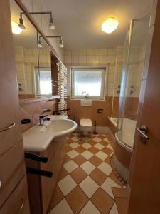 un baño con lavabo e inodoro en Wolffsmemo 1&2, en Dietzenbach