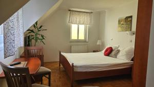 A bed or beds in a room at Guest House Pod Grebenom