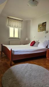A bed or beds in a room at Guest House Pod Grebenom