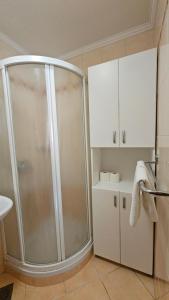 A bathroom at Guest House Pod Grebenom