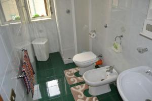Un baño blanco con inodoro y lavabo. en Villa sul mare, en Zingarello 37 fotos más