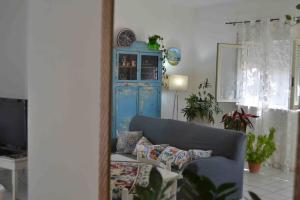 sala de estar con sofá y armario azul en Villa sul mare, en Zingarello