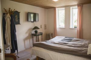 Katil atau katil-katil dalam bilik di Astrup vig Spa og Sauna