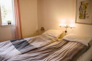Katil atau katil-katil dalam bilik di Astrup vig Spa og Sauna