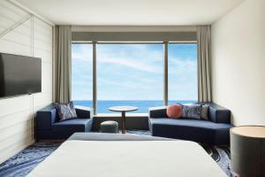Ein Bett oder Betten in einem Zimmer der Unterkunft W Barcelona
