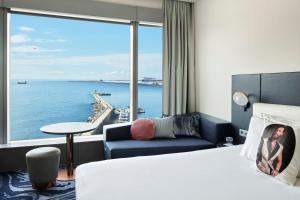 Ein Bett oder Betten in einem Zimmer der Unterkunft W Barcelona