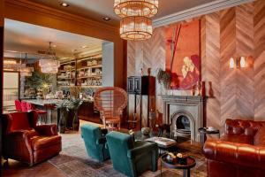 ein Wohnzimmer mit Ledermöbeln und einem Kamin in der Unterkunft Hotel Collect - Adults Only in Budapest